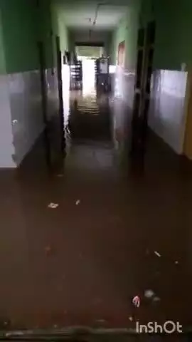 कासगंज: सोमवार को हुई बरसात से कासगंज के सामुदायिक स्वास्थ्य केंद्र और स्वास्थ्य कर्मियों के घरों में पानी भर गया