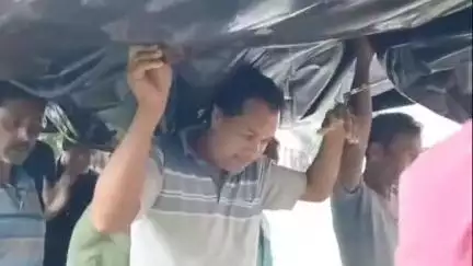 কালনা ১: মন্ত্রীর গাড়িতে হামলা, তাকে হেনস্থা ঘটনায় গ্রেপ্তার আরও ২, ধৃতদের ১৪ দিনের জেল হেফাজতের নির্দেশ কালনা আদালতের