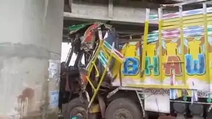 बैतूल: रोड निर्माण की तकनीकी खामी से करंजी नाले के पास दुर्घटना, ट्राला टकराया, क्लीनर और चालक घायल