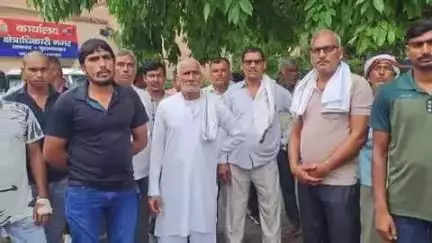 बुलंदशहर: गांव मामऊ से ग्रामीण एकत्र होकर पहुंचे एसएसपी कार्यालय, बेटी की हत्या का आरोप लगाकर कार्रवाई की मांग की