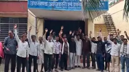 पिड़ावा: बोलियाबारी में चारागाह भूमि से अतिक्रमण हटाने की मांग, ग्रामीणों ने एसडीएम व तहसीलदार को सौंपा ज्ञापन