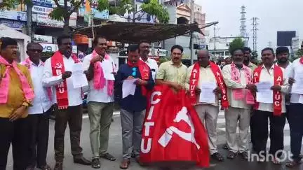 కరీంనగర్: తెలంగాణ చౌక్ లో జీవో నెంబర్ 282 కాపీలను దగ్ధం చేసేందుకు వామపక్షాల యత్నం అడ్డుకున్న పోలీసులు వాగ్వాదం