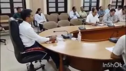जैसलमेर: जिला कलेक्टर की अध्यक्षता में कार्यालय सभागार में जिले के ग्रामीण एवं शहरी क्षेत्र में साप्ताहिक समीक्षा बैठक आयोजित हुई