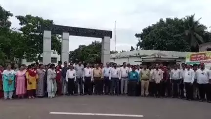 ଛତ୍ରପୁର: ଛତ୍ରପୁର ସ୍ଥିତ ଜିଲ୍ଲାପାଳଙ୍କ କାର୍ଯ୍ୟାଳୟ ସମ୍ମୁଖରେ ଆଜିଠୁ କଳା ବ୍ୟାଜ ପରିଧ୍ୟାନ କରି ଆନ୍ଦୋଳନକୁ ଓଲ୍ହାଇଲେ ଓଡିଶା ରାଜସ୍ୱ ଅମଲା ସଂଘ