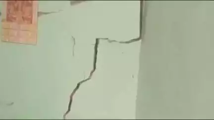 चरखी दादरी: निहालगढ़ की ढाणी में मकान पर गिरी बिजली, मकान में आई दरारें, पीड़ित ने ₹10 लाख के नुकसान की आशंका जताई