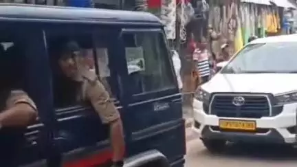 बैरगनियां: भोजपुरी स्टार निरहुआ पहुंचे बैरगनिया, देखने के लिए उमड़ी भारी भीड़