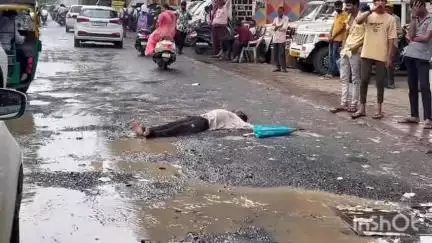 રાજકોટ પૂર્વ: રાજકોટની રૈયા ચોકડી પાસે એક યુવક અચાનક રોડની વચ્ચે સુઈ ગયો, ઘટનાને કારણે ટ્રાફિક જામ સર્જાયો
