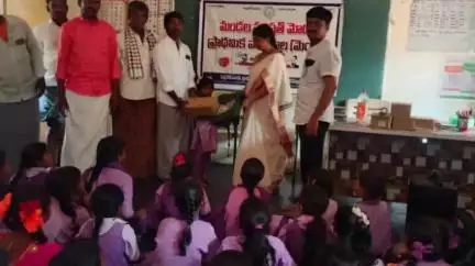 మంత్రాలయం: పెద్ద కడబూరు గ్రామంలోని ప్రాథమిక పాఠశాలలో మాజీ ఎంపీపీ నరవ శశిరేఖ ఆధ్వర్యంలో విద్యార్థులకు స్కూల్ బ్యాగుల పంపిణీ