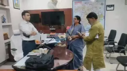 डुमरा: परिहार-सोनबरसा में पीने के पानी का संकट, जिलाधिकारी से मिले विधायक, त्वरित कार्रवाई का मिला आश्वासन
