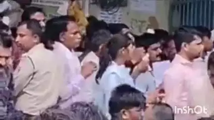 सिवनी मालवा: कृषि उपज मंडी में खाद के लिए लगी लंबी कतार, 600 टोकन मिलने के बाद भी सैकड़ों किसान लौटे