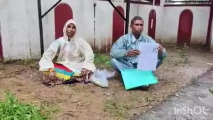 धमतरी: धमतरी कलेक्टर ऑफिस के बाहर जमीन मामले को लेकर धरने पर बैठे भाई-बहन