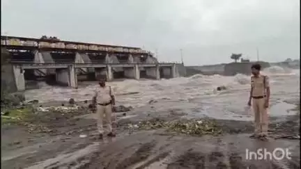 निफाड: नांदूरमधमेश्वर धरणातून 43882 पाण्याचा विसर्ग, पोलिसांचा चोख बंदोबस्त, पर्यटकांना धरणावर मज्जाव