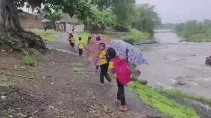 नवापूर: वाघेरे गावातील विद्यार्थ्यांचा शाळेसाठी नेसू नदीतून धोकादायक प्रवास #Jansamasya