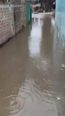 जिला होशंगाबाद तहसील सोहागपुर के ग्राम जमुनिया में भारी बरसात के कारण ग्रामीणों के घर में पानी भर जाने से परेशानी का