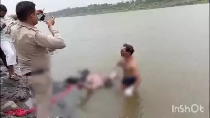 धार: खलघाट क्षेत्र में नर्मदा नदी में मिला युवक का शव, क्षेत्र में फैली सनसनी
