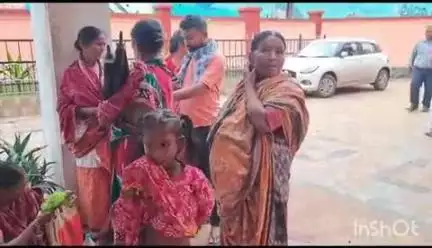 ସମ୍ବଲପୁର ମ୍ୟୁନିସିପାଲଟି: ସମ୍ବଲପୁର କୋରଡୋଲା ଅଞ୍ଚଳରେ ମହିଳାଙ୍କୁ ମାଡ଼ ଅଭିଯୋଗ, ପୋଲିସ କାର୍ଯ୍ୟାନୁଷ୍ଠାନ ନନେବାରୁ ହେଲେ ଜ଼ିଲ୍ଲାପାଳଙ୍କ ଦ୍ୱାରସ୍ଥ