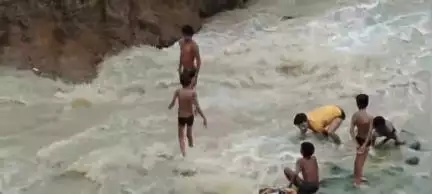 करेली: ज़िला प्रशासन की रोक के बावजूद जान जोखिम में डालकर उफनती नदी में मछली पकड़ने उतरे बच्चे, आदेश की हो रही है अवहेलना