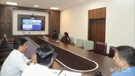 होशंगाबाद नगर: नर्मदापुरम कमिश्नर कार्यालय में कमिश्नर ने वीडियो कॉन्फ्रेंसिंग में सभी कलेक्टरों को दिए निर्देश