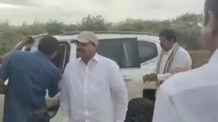 అశ్వాపురం: మారెళ్లపాడు వద్ద రూ.25 కోట్ల వ్యయంతో నిర్మిస్తున్న లిఫ్ట్ ఇరిగేషన్ ప్రాజెక్టు పనులను పరిశీలించిన మంత్రి తుమ్మల