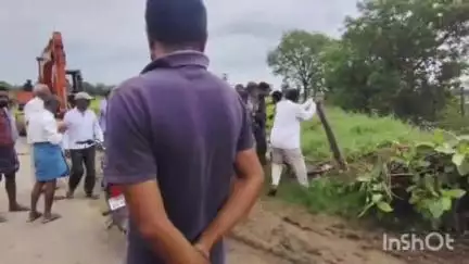 పర్వతగిరి లో దారి విషయంలో రైతుల మధ్య గొడవ చెదరగొట్టిన పోలీసులు