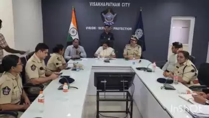విశాఖపట్నం: ఈనెల 09 న సింహాచలం ఆలయం వద్ద గిరిప్రదక్షిణ ఏర్పాట్లపై సమీక్ష సమావేశం నిర్వహించిన హోమ్ మంత్రి వంగలపూడి అనిత
