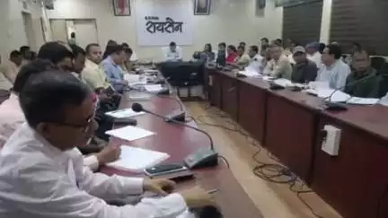 रायसेन: कलेक्ट्रेट सभाकक्ष में आयोजित बैठक में कलेक्टर ने अधिकारियों सड़कों से आवारा गोवंशों को हटाने के दिए निर्देश