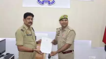 बुलंदशहर: एसएसपी ने पुलिस कार्यालय में कोर्ट मोहर्रिरों को प्रशस्ति पत्र व नकद पुरस्कार देकर किया सम्मानित