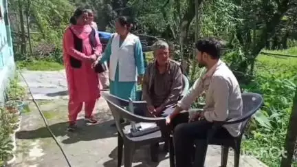 बल्ह: स्वास्थ्य विभाग की टीम ने टिपरा गांव में घर-घर जाकर स्वास्थ्य जांच अभियान किया