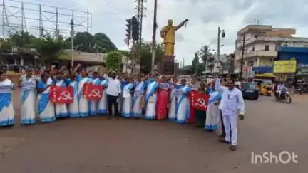 వికారాబాద్: 10 గంటల పని విధానాన్ని రద్దు చేయలంటూ జిల్లా కేంద్రంలో సీఐటీయూ ఆధ్వర్యంలో జీవో కాపీలు దగ్ధం