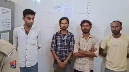 पाली: शहर के अंबेडकर सर्किल पर सार्वजनिक स्थान पर शराब पीते चार युवकों को कालिका पेट्रोलिंग यूनिट ने दबोचा