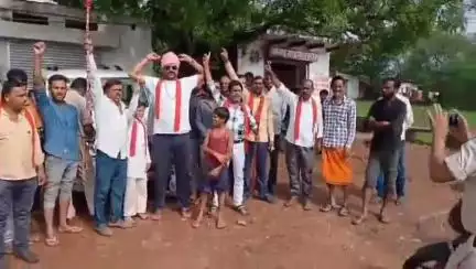 पटेरा: बर्रट के पास से भगवती मानव कल्याण संगठन के सदस्यों ने कार से ज़ब्त की अवैध शराब, पुलिस को सौंपा