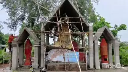 कायमगंज: संकिसा राजघाट स्थित कम्बोडियन बुद्ध बिहार में देवा रोहण मुद्रा में स्थापित की जा रही विभिन्न बुद्ध प्रतिमाएं
