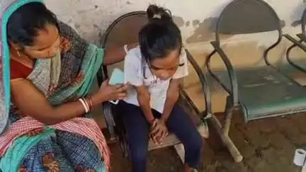 झाझा: छुछनरिया गांव में स्कूल में मध्यांतर के वक्त खाना खाने जा रही छात्रा को बैल ने उठाकर पटका, छात्रा घायल हुई