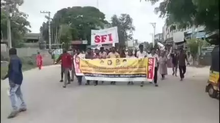 మిర్యాలగూడ: పెండింగ్లో ఉన్న ఫీజు రీయింబర్స్మెంట్, స్కాలర్షిప్ లను విడుదల చేయాలని SFI  ఆధ్వర్యంలో సబ్ కలెక్టర్ కార్యాలయం ముందు ధర్నా