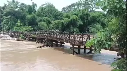 কছাৰীপাৰা আৰু বুঢ়ী গাঁও সংযোগী কাঠৰ দলংখন উটুৱাই লৈ যায় যমুনা নৈৰ বাঢ়নী পানীয়ে