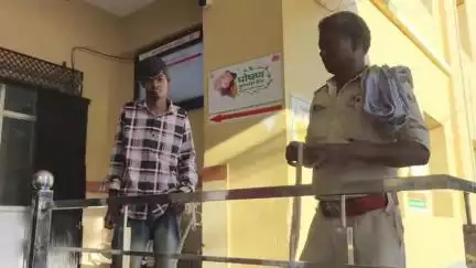 कटिहार: सादलपुर गांव में मोटर चोरी करते पकड़ा गया युवक, ग्रामीणों ने पिटाई कर पुलिस को सौंपा