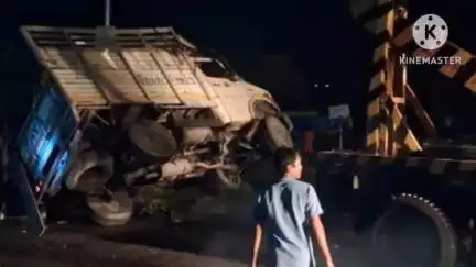 बुंडू: कॉलेज मोड़ के पास एक मिनी ट्रक अनियंत्रित होकर पलटा