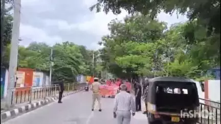 కరీంనగర్: ఫీజుల నియంత్రణ చట్టం అమలు చేయకపోతే ఎక్కడపడితే అక్కడే మంత్రును అడ్డుకుంటాము :  PDSU జిల్లా అధ్యక్షుడు అంగడి కుమార్