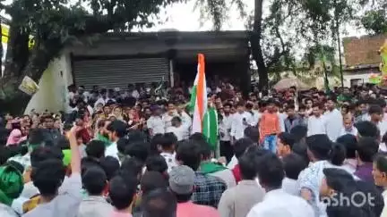 लातेहार: माको चौक पर मोहर्रम के जुलूस में मोहर्रम के झंडे के साथ लहराया तिरंगा झंडा