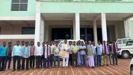 ଦେବଗଡ: ଜିଲ୍ଲାପାଳଙ୍କ କାର୍ଯ୍ୟାଳୟରେ ଚାଷ ହେଉଥିବା ସରକାରୀ ଜମିରେ ଗଛ ନଲଗାଇବାକୁ କଂଗ୍ରେସ ପକ୍ଷରୁ ଦାବିପତ୍ର ପ୍ରଦାନ