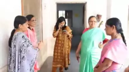 హుస్నాబాద్: హుస్నాబాద్ మండల కేంద్రంలో కస్తూర్బా గాంధీ బాలికల విద్యాలయాన్ని సందర్శించిన జిల్లా కలెక్టర్ హైమావతి