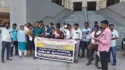 திருப்பத்தூர்: அரசாணை 420யை திரும்ப பெற வலியுறுத்தி ஆட்சியர் அலுவலகத்தில் தமிழ்நாடு நில அளவை அலுவலர்கள் ஒன்றிப்பு ஆர்ப்பாட்டம்