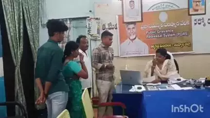 ఆళ్లగడ్డ మండల కేంద్రంలో రెవెన్యూ కార్యాలయంలో,పబ్లిక్ గ్రీన్ వెన్స్ లో ఆరు అర్జీలు స్వీకరించిన తహశీల్దార్ రత్నకుమారి