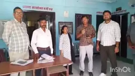 नावकोठी: नावकोठी में मतदाता पुनरीक्षण कार्य हेतु जागरूकता रथ रवाना, बीएलओ कैंप में गणना प्रपत्र जमा कर रहे हैं