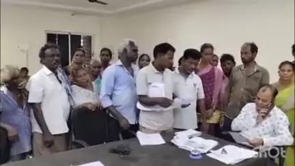 అన్నదాత సుఖీభవ పధక లబ్దిదారుల జాబితాలో చేర్చాలంటూ సోమవారం నర్సీపట్నం సబ్ కలెక్టర్ కార్యాలయంలో ఆదివాసీ,దళిత రైతులు ధర్నా