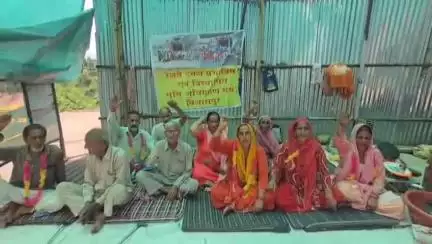बिलासपुर सदर: रेलवे टनल में दरारें पड़ने के विरोध में भूख हड़ताल का 37वां दिन, प्रशासन की चुप्पी पर ग्रामीणों का गुस्सा फूटा