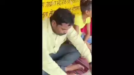 पुवायां: एडीएम ने गांव करनपुर पड़री के उच्च प्राथमिक विद्यालय का किया निरीक्षण, बच्चों के साथ बैठकर खाया मिड-डे मील