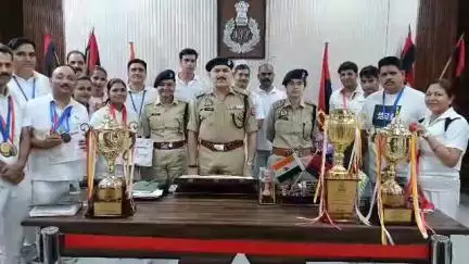 शामली: यूपी पुलिस की वार्षिक बैडमिंटन और टेबल टेनिस प्रतियोगिता के विजेताओं को एसपी ने पुलिस कार्यालय पर किया सम्मानित