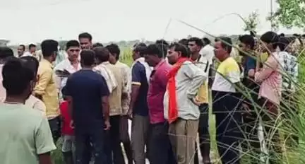 ताखा: ताखा तहसील क्षेत्र के नगरिया यादवन में फांसी पर लटका मिला अधेड़ किसान का शव