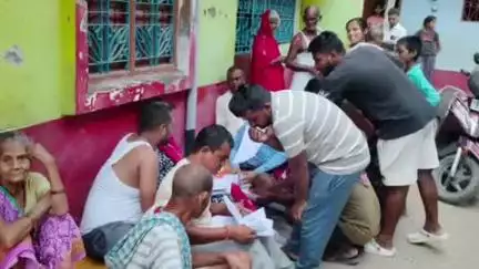 बिहार: मतदाता पुनरीक्षण कार्य में तेज़ी, विभिन्न दलों के कार्यकर्ताओं द्वारा फॉर्म भरने में मदद जारी